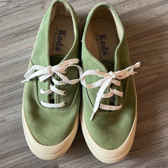 Keds SZ 8  cute green suede sneakers. Good condition. Lots of wear still in them - Picture 2 of 5